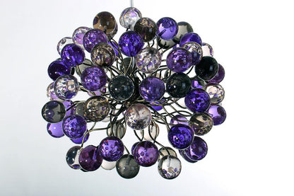 גוף תאורה תלוי, גופי תאורה לאי ישיבה עם בועות בצבע סגול ואפור.