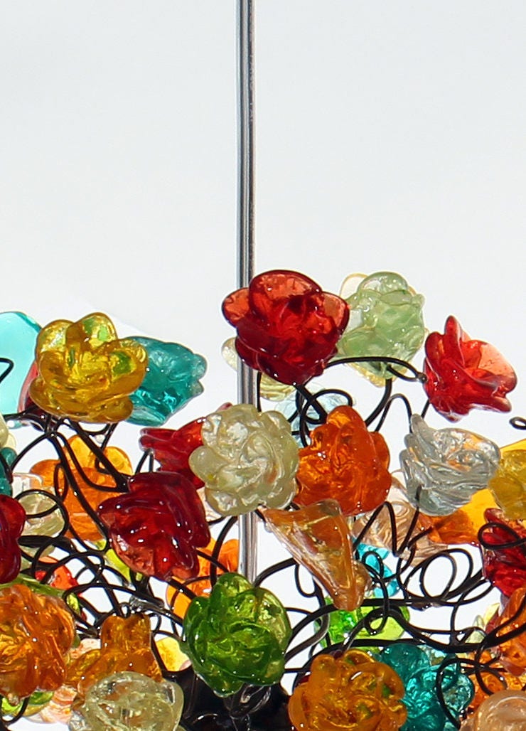 תאורת תליון תלויה עם פרחי ורדים צבעוניים לחדר ילדים, או כתאורת לילה ליד המיטה.