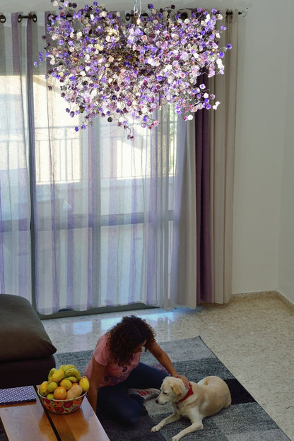 נברשת פרחונית: מנורת תקרה בעבודת יד משרף עם פרחים, סגול ואפור
